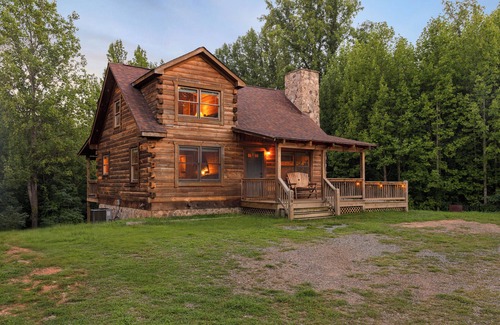 Stanardsville Casa | Shenandoah Mountain Majesty Log Cabin on 15 Acres - Hot Tub-1GB Fiber Internet