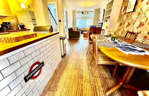 Wormholt and White City Casa | Shepherds Bush 3 bedroom Town House W12