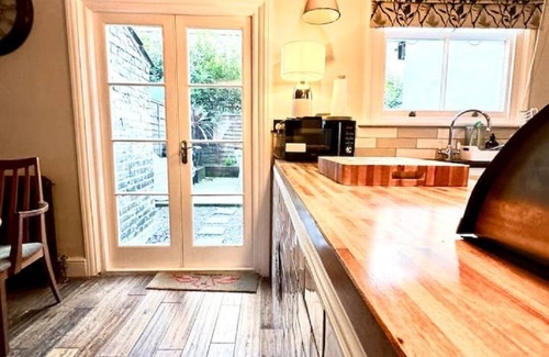 Wormholt and White City Casa | Shepherds Bush 3 bedroom Town House W12