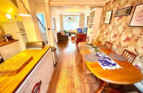 Wormholt and White City Casa | Shepherds Bush 3 bedroom Town House W12