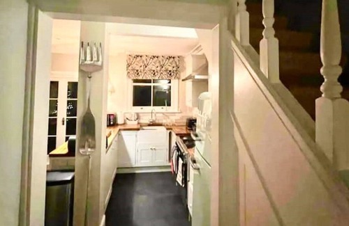 Wormholt and White City Casa | Shepherds Bush 3 bedroom Town House W12