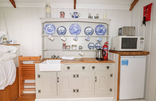 Offham Cabaña | SHEPHERDS HUT, romantic, with a garden in Barcombe Cross