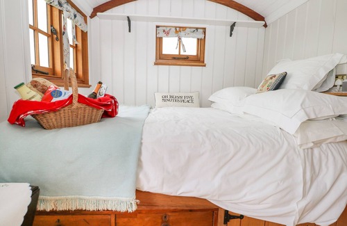 Offham Cabaña | SHEPHERDS HUT, romantic, with a garden in Barcombe Cross