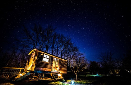 Sageston Cabina | Shepherd’s Hut, stylish, romantic, great location. Pembrokeshire National Park.