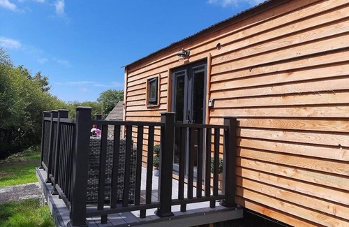 Caergeiliog Cabina | Shepherds Hut With hot tub on Anglesey North Wales