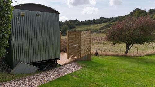 Weymouth Otro | Shepherds hut with Hot Tub pet friendly