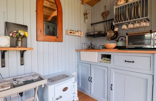 Brazzacott Cabaña | SHEPHERDS RETREAT, romantic, with hot tub in Crackington Haven