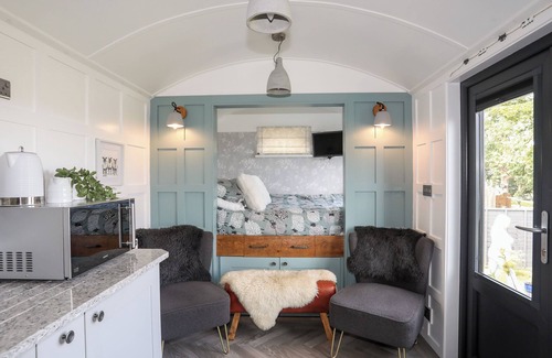 Cylch-Y-Garn Cabaña | SHEPHERD’S STONE, romantic, with hot tub in Llanfaethlu