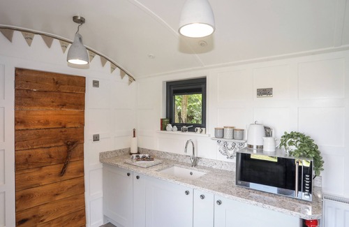 Cylch-Y-Garn Cabaña | SHEPHERD’S STONE, romantic, with hot tub in Llanfaethlu