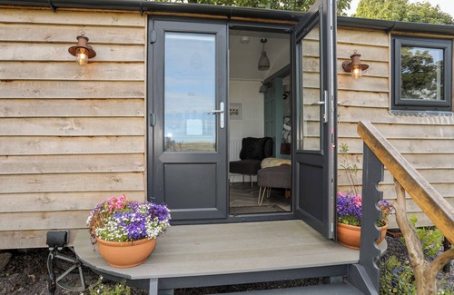 Cylch-Y-Garn Cabaña | SHEPHERD’S STONE, romantic, with hot tub in Llanfaethlu