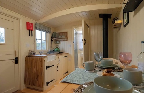 Brackley Cabina | Shepherdshut-cotswolds-petfriendly-woodburner
