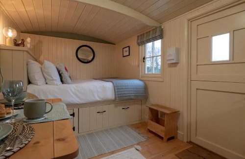 Brackley Casa | ShepherdsHut-Cotswolds-PetFriendly-WoodBurner