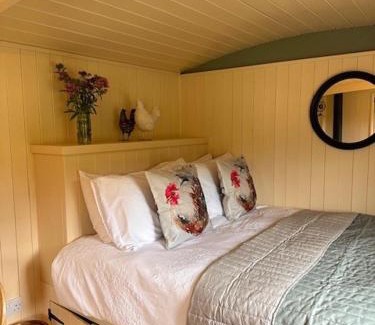Brackley Casa | ShepherdsHut-Cotswolds-PetFriendly-WoodBurner
