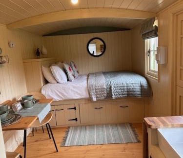Brackley Casa | ShepherdsHut-Cotswolds-PetFriendly-WoodBurner