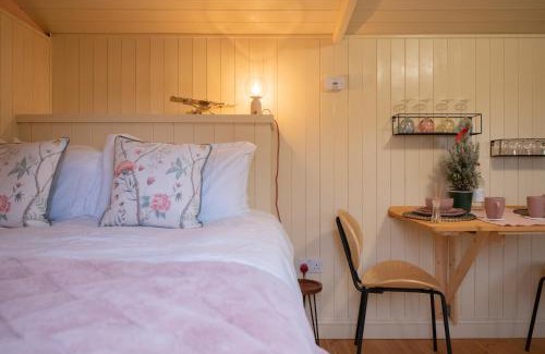 Brackley Casa | ShepherdsHut-Cotswolds-PetFriendly-WoodBurner