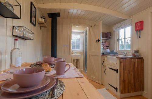 Brackley Casa | ShepherdsHut-Cotswolds-PetFriendly-WoodBurner