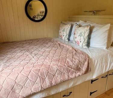 Brackley Casa | ShepherdsHut-Cotswolds-PetFriendly-WoodBurner