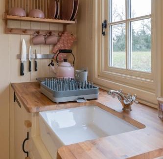 Brackley Casa | ShepherdsHut-Cotswolds-PetFriendly-WoodBurner