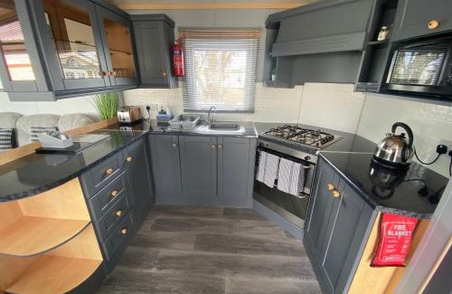 Chapel Saint Leonards Casa | Sherwood 472 - central heating, Pet friendly, WiFi, bed linen - Golden Palm Resort - Meadow Lakes Caravan & Lodge Hire