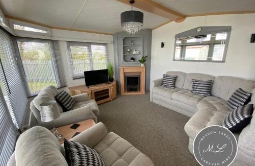 Chapel Saint Leonards Casa | Sherwood 472 - central heating, Pet friendly, WiFi, bed linen - Golden Palm Resort - Meadow Lakes Caravan & Lodge Hire