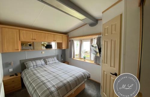 Chapel Saint Leonards Casa | Sherwood 472 - central heating, Pet friendly, WiFi, bed linen - Golden Palm Resort - Meadow Lakes Caravan & Lodge Hire