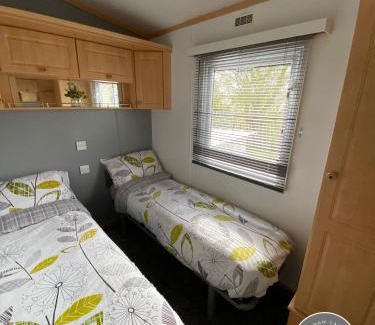 Chapel Saint Leonards Casa | Sherwood 472 - central heating, Pet friendly, WiFi, bed linen - Golden Palm Resort - Meadow Lakes Caravan & Lodge Hire