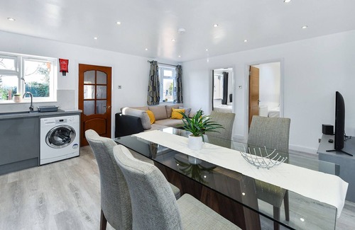 Mansfield Casa | Sherwood Street - Picturesque 2 Bedroom Bungalow with 2 En-suite Bathroom