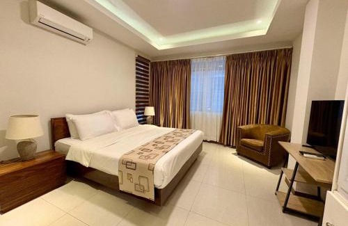 Malabanias Apartamento | Sheryll Escapes - La Grande Poolside 1 BR with Bathtub, WiFi & Netflix