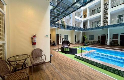 Malabanias Apartamento | Sheryll Escapes - La Grande Poolside 1 BR with Bathtub, WiFi & Netflix