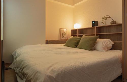 Chinatown Apartamento | SHIKA HOME 横浜中華街-高級ファミリー向けワイドキングベットホームシアター駅徒歩4分 長期滞在者向け定期清掃サービス Luxury Family Room with Home Theater 2m Large Bed 4min to Station