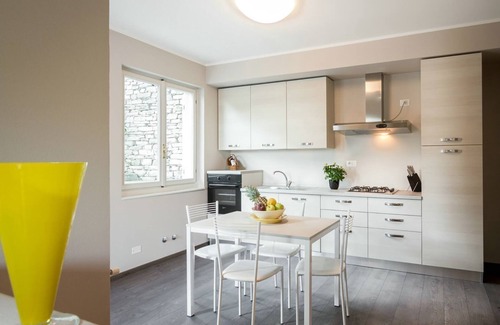 Moltrasio Apartamento | A two-bedroom spacious apartment with unrivaled lake views and a garden.