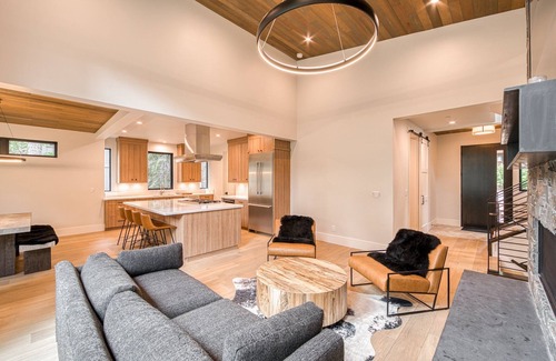 Alpine Meadows Casa | Shining Creek at Alpine Meadows by Tahoe Getaways - 4 BR w Creek Views, Hot Tub & Ski Shuttle!