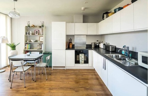 Notting Dale Apartamento | Shiny and Comfy stay with Underground links nearby!