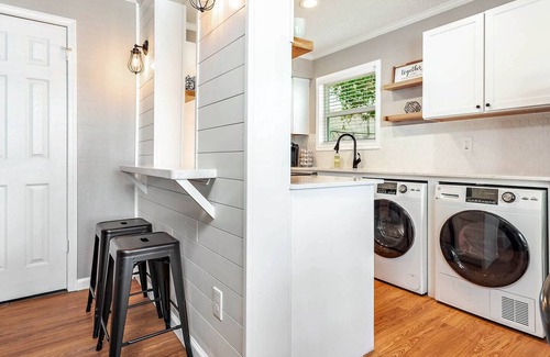 College Station Apartamento | Shiplap:1st Flr 2 Bdrm-Walk to A&M-Comfy King Beds