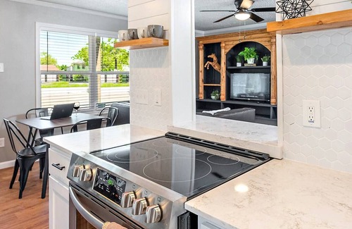 College Station Apartamento | Shiplap:1st Flr 2 Bdrm-Walk to A&M-Comfy King Beds