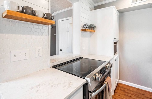 College Station Apartamento | Shiplap:1st Flr 2 Bdrm-Walk to A&M-Comfy King Beds