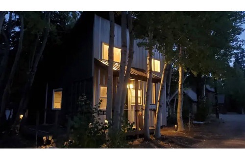 Ponderosa Cabina | Shipping container cabin forest retreat for 1-4