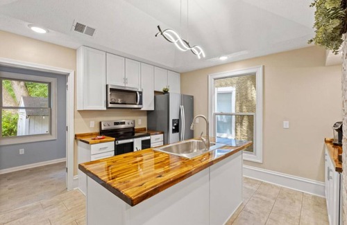 Frankfort Casa | Shire-Southern-Comfort quiet 3-bedroom house w/WiFi and AC in heart of downtown