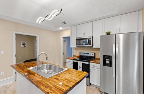 Frankfort Casa | Shire-Southern-Comfort quiet 3-bedroom house w/WiFi and AC in heart of downtown