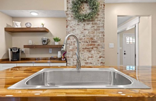 Frankfort Casa | Shire-Southern-Comfort quiet 3-bedroom house w/WiFi and AC in heart of downtown