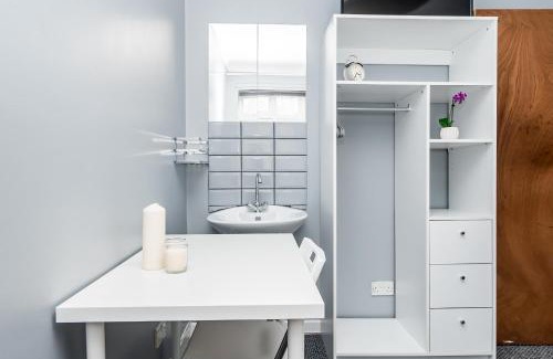Southampton Casa | Shirley house 2, Self Catering Guest House, Self Check in, Smart locks, 10 min Walk to Southampton General, Aspire and Princess Anne Hospitals, Access to Fully Equipped Kitchen, Excellent Transport Links, Ideal for Longer Stays and Hospital Shifts