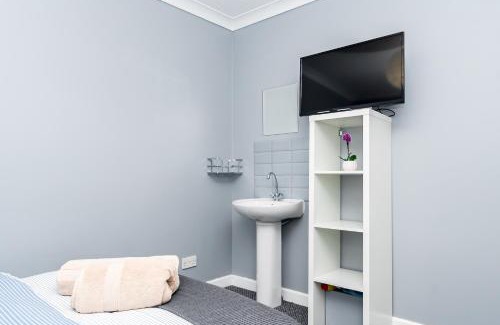 Southampton Casa | Shirley house 2, Self Catering Guest House, Self Check in, Smart locks, 10 min Walk to Southampton General, Aspire and Princess Anne Hospitals, Access to Fully Equipped Kitchen, Excellent Transport Links, Ideal for Longer Stays and Hospital Shifts