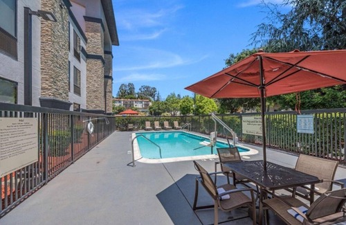 Hayward Casa | Shops and fun near Oakland Airport
