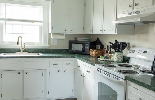 Virginia Beach Casa | Shore Beats Work - Enjoy the ocean breeze from the screened porch