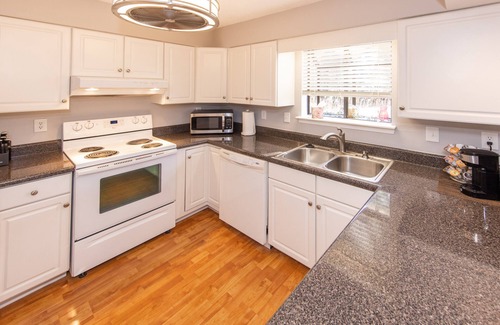 Northeast Virginia Beach Condominio | Shore Breakaway Condo - Monthly Rental - Chic's Beach