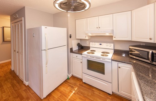 Northeast Virginia Beach Condominio | Shore Breakaway Condo - Monthly Rental - Chic's Beach