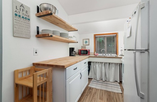 Oregon Coast Casa | Shore Dr. Cottage #105 - Steps to surf & pub. Cute & affordable cabin
