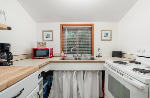Oregon Coast Casa | Shore Dr. Cottage #105 - Steps to surf & pub. Cute & affordable cabin