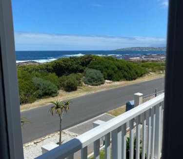 Sandbaai Casa | Shore's Edge Luxury Oceanfront Home