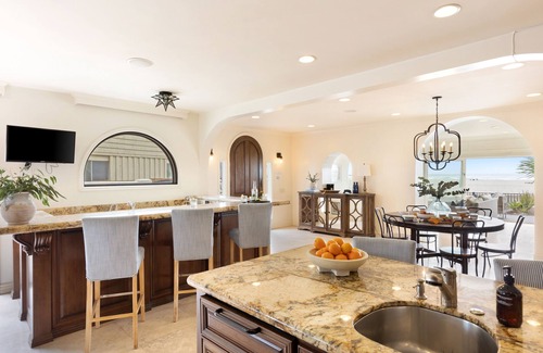 South Mission Beach Casa | Shoreline by AvantStay | Spectacular Beachfront Home w/FirePit, Spa & Pool Table